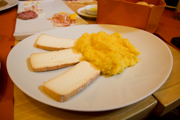 Polenta avec fromage - Bergamo, Lombardie, Italie - que voir à Bergame