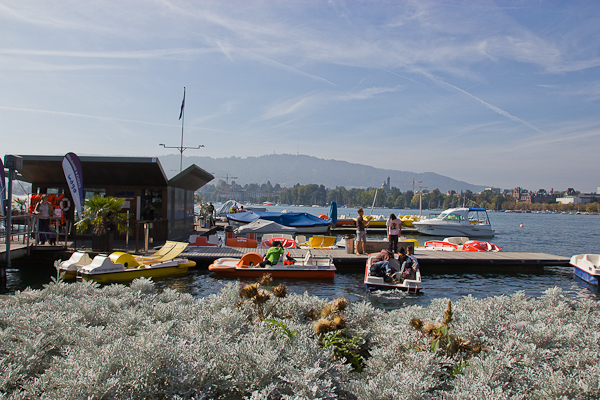 Quais et bains publiques pour se baigner dans le Limmatt - Zurich, Suisse