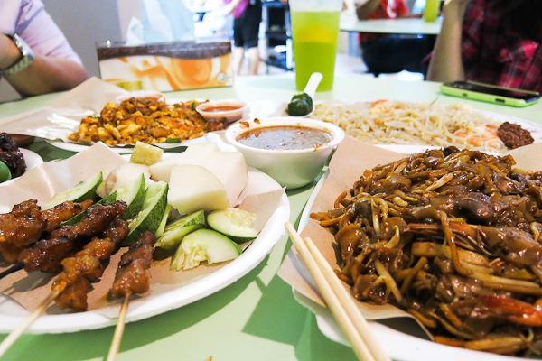 Repas au Hawker Center Airport Road - SIngapour