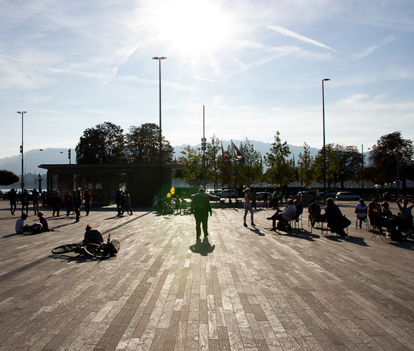 Soleil du dimanche sur la place publique - Zurich, Suisse