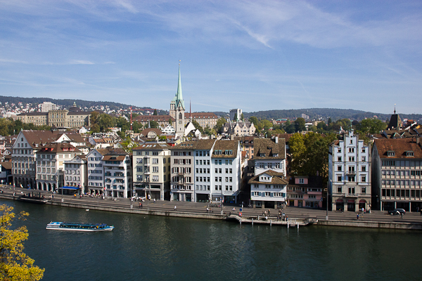 Un petit bateau qui passe dans la basse-ville - Zurich, Suisse