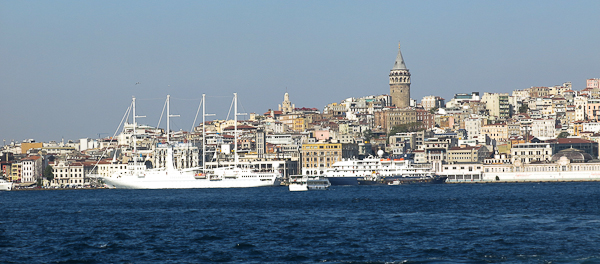 Vue sur le côté européen d'Istanbul par le Bosphore - Turquie
