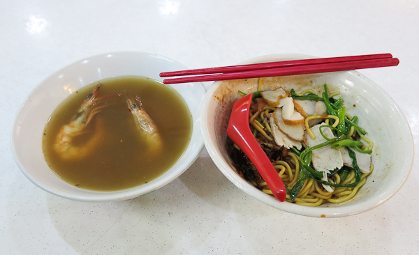 hokkien mee aux crevettes (plat de pâtes revenues dans le bouillon de fruits de mer) - Singapour