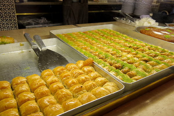 Plateau de baklavas classiques à manger absolument lors d'un voyage en Turquie