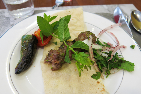 Kebab dans un restaurant d'Istanbul