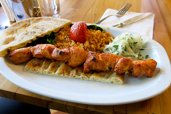 Kebap dans une assiette avec du riz à manger à Constantinople