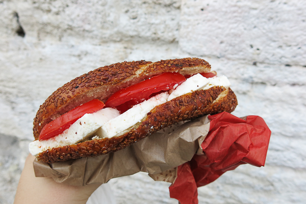 Simit avec fromage et tomates - Istanbul, Turquie