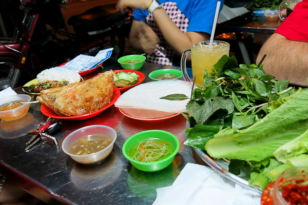 Toujours des herbes sur la table au Vietnam