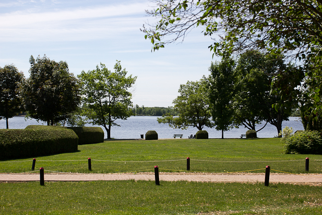 Au bord de l'eau - Fairmont Château Montebello