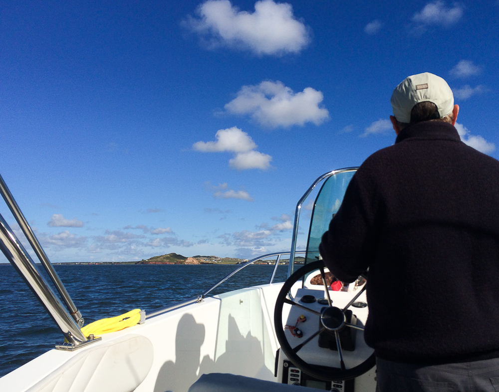 Le capitaine du bateau scrute l'horizon - Îles-de-la-Madeleine