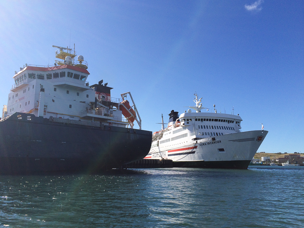 Très petit à côté de ces bateaux