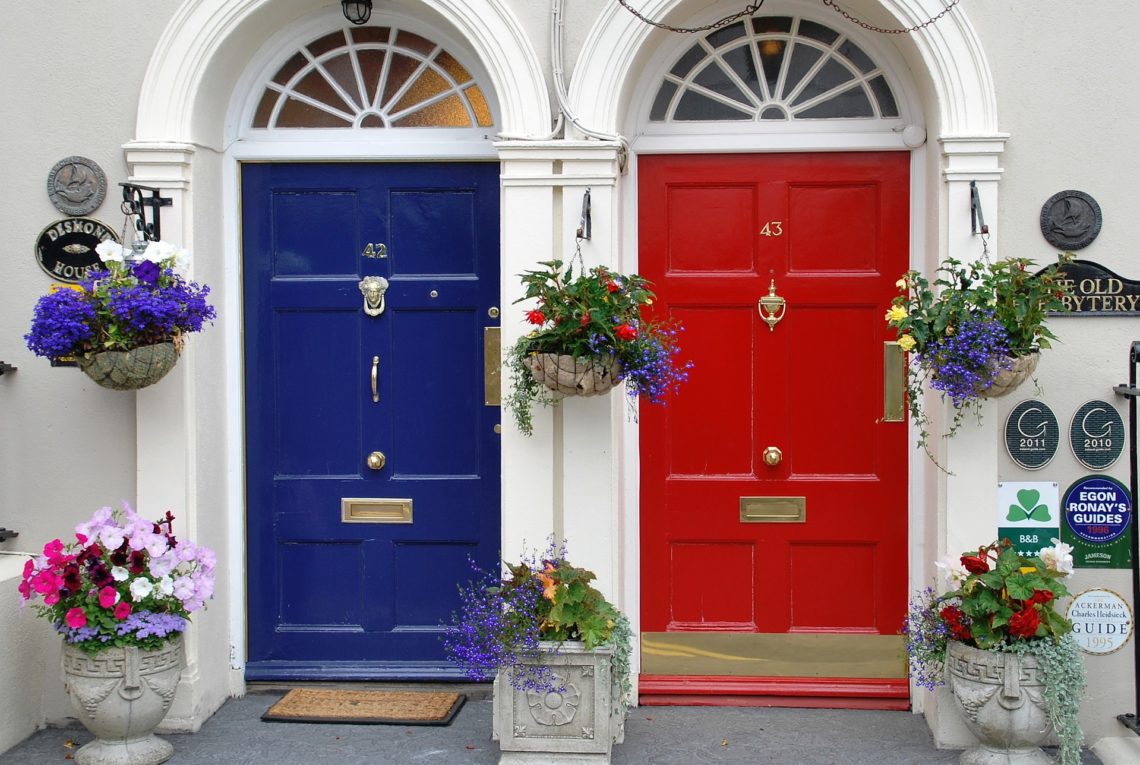 Porte bleue et porte rouge en Irlande - Hjrivas de Pixabay