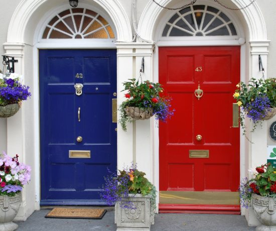 Porte bleue et porte rouge en Irlande - Hjrivas de Pixabay