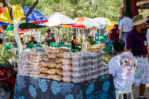 Arachides et desserts en vente au parque central, Granada, Nicaragua