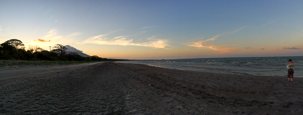 Coucher de soleil sur la plage  - Ometepe, Nicaragua