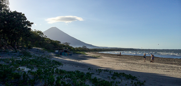 La plage de Santo Domingo et le volcan Concepcion