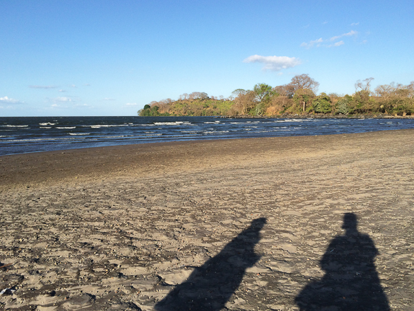 Nos ombres sur la plage de Santo Domingo - Ometepe, Nicaragua