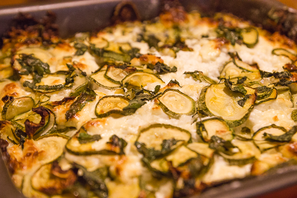 Pita crêtoise - courgettes en fines tranches, de fromage émietté et de feuilles de menthe