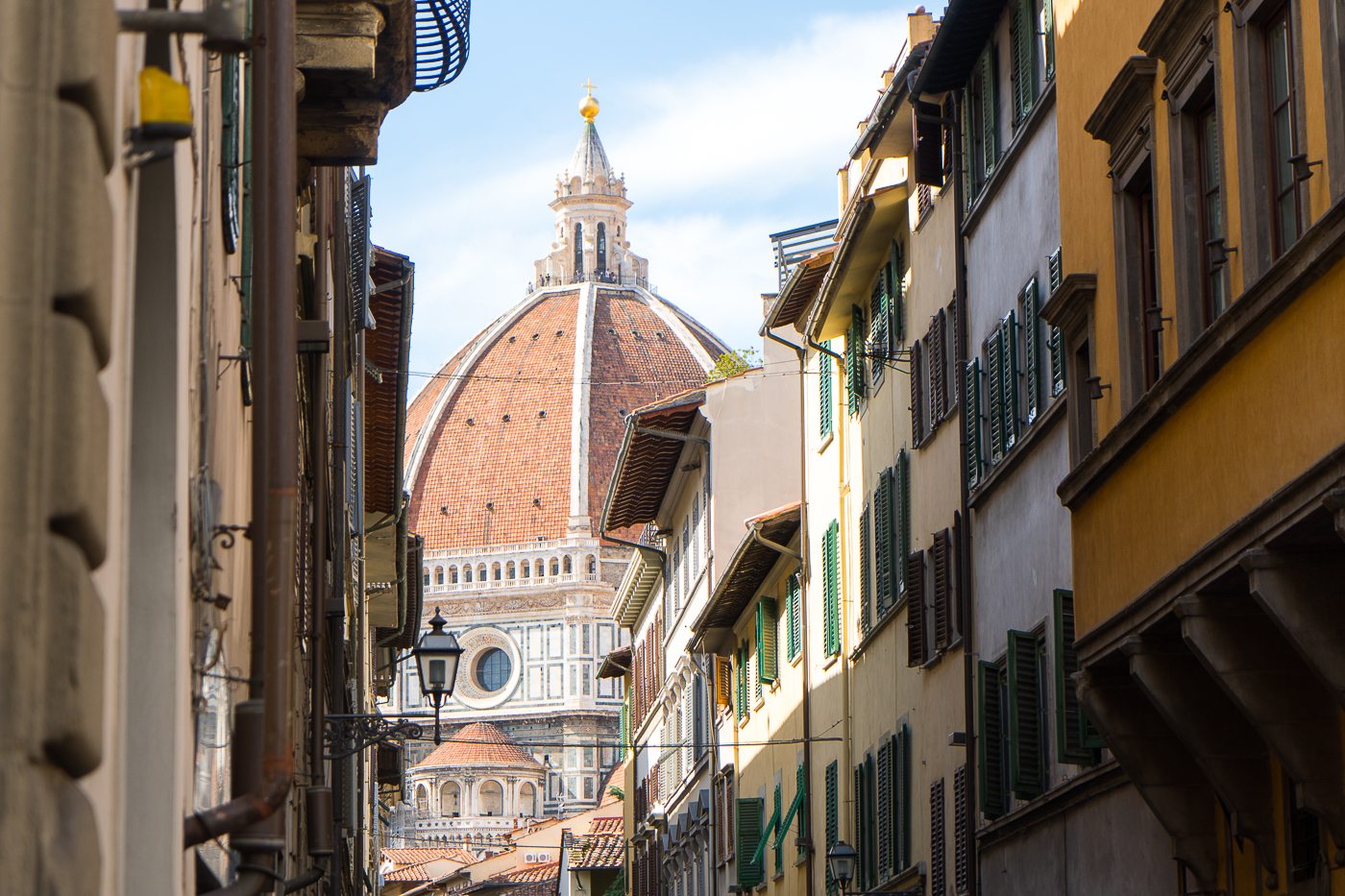 Coupole du duomo dans la rue de Florence - Voyage en Italie