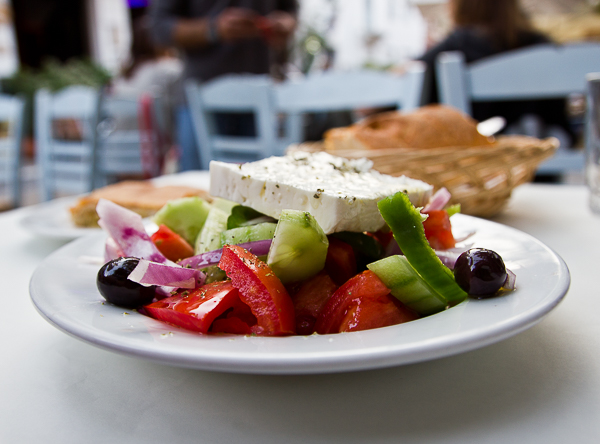 salade grecque, pas juste une attrape-touristes. Il faut en manger en Grèce lors de votre prochain voyage!