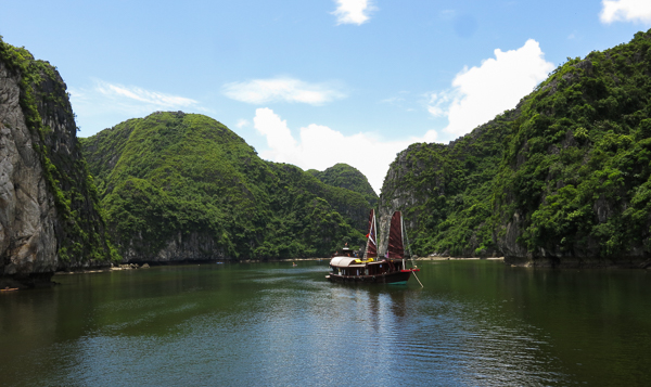 Bâteau dans la baie d'Halong, Vietnam