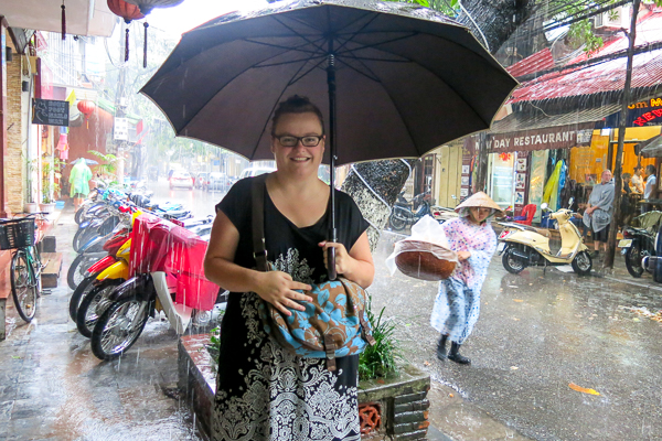 Jennifer sous la pluie de Hanoi, Vietnam