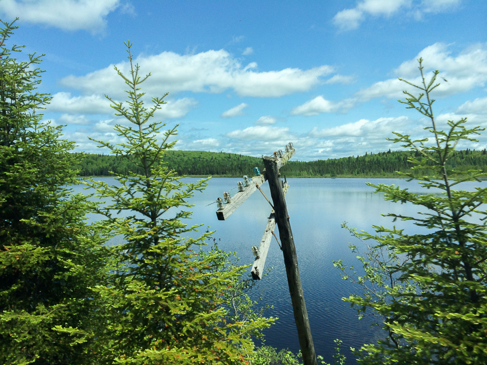 Poteau électrique et lac - Abitibi-Témiscamingue