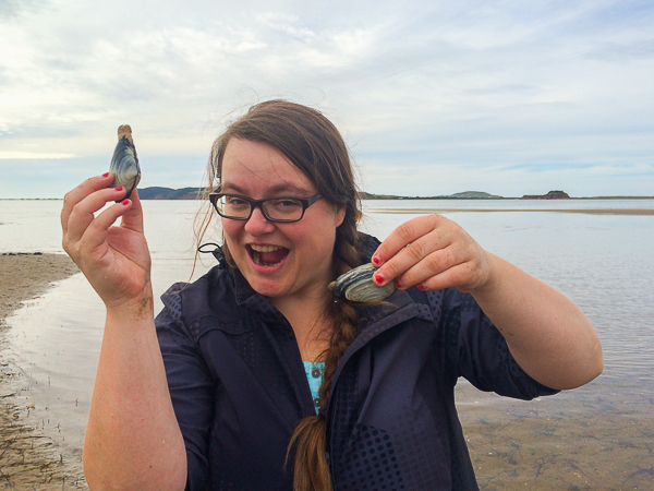 Jen à la pêche aux coques - Pointe-de-l'Est - Îles de la Madeleine