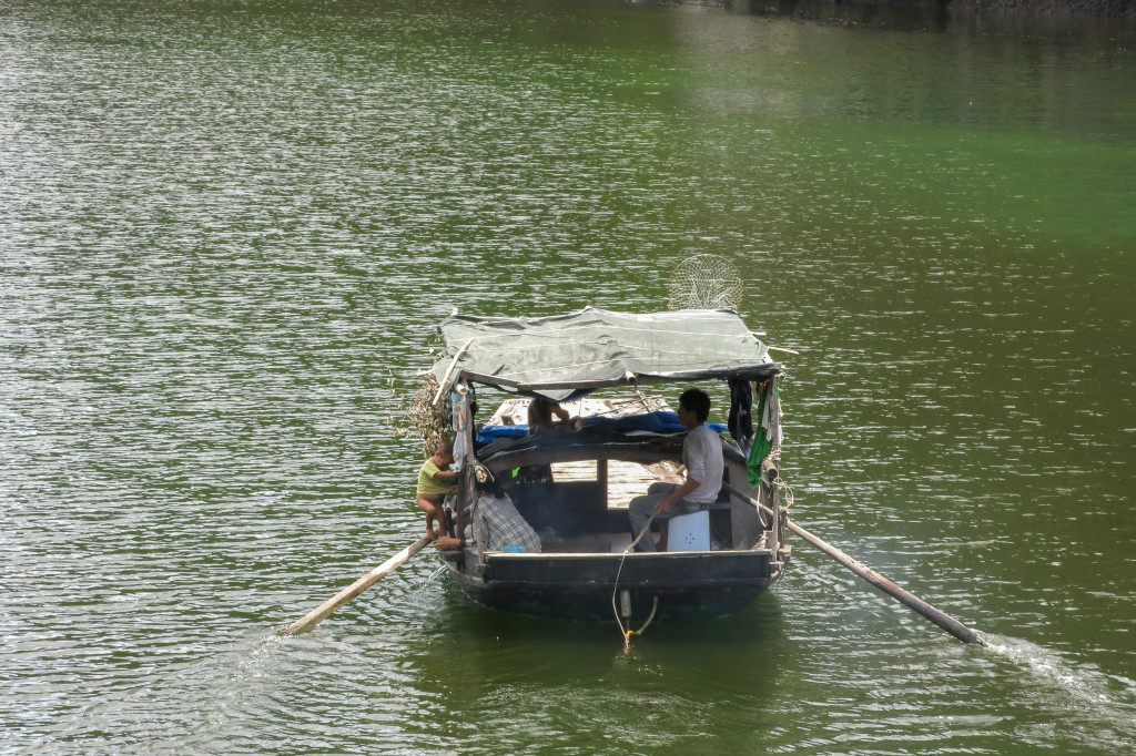 Bébé sur un bateau, baie d'Along Vietnam