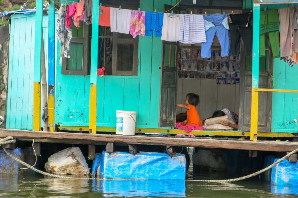 Enfant sur une maison flottante