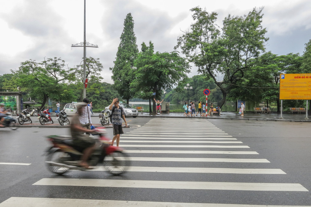 Intersection - Traverser la rue à Hanoi, Vietnam