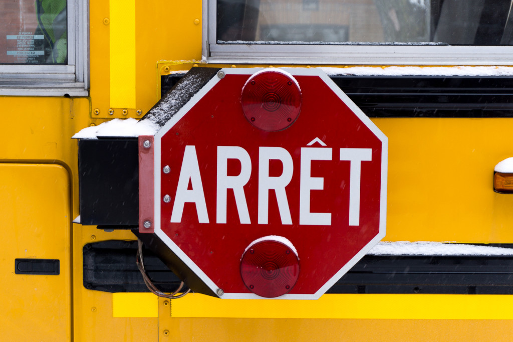 Autobus jaune et arrêt - Villeray - Montréal, Québec, Canada-13