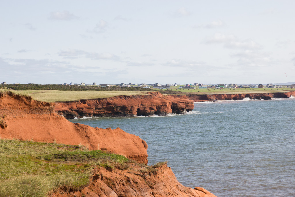 Paysage typique des Iles de la Madeleine en scooter - Quebec, Canada