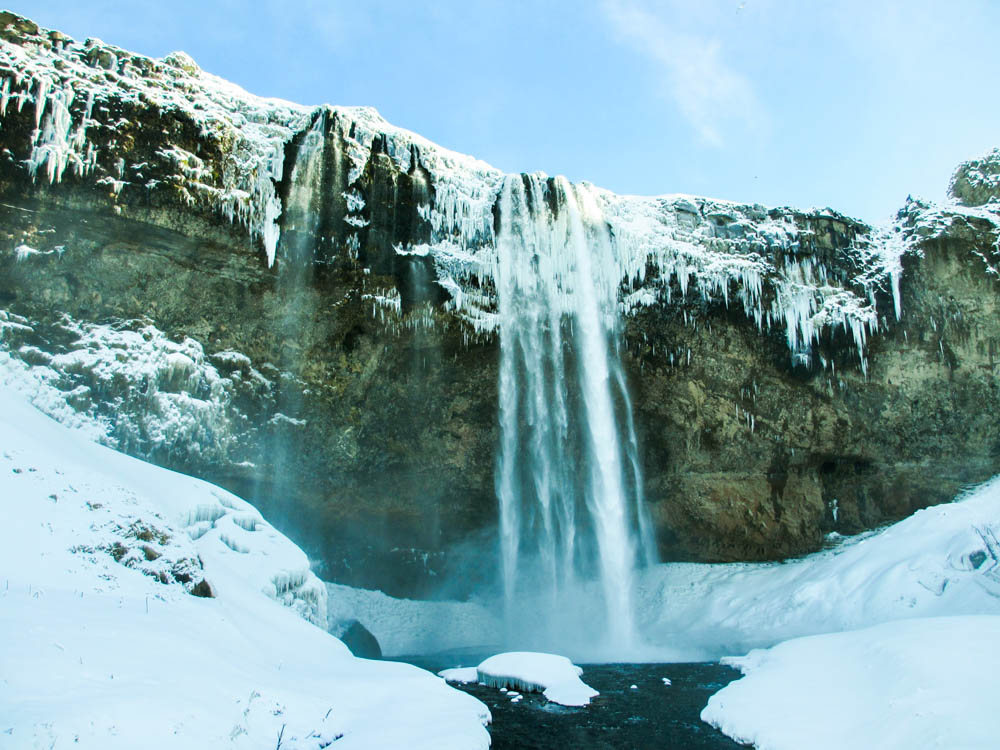 Nicolas en Islande devant le Seljalandfoss