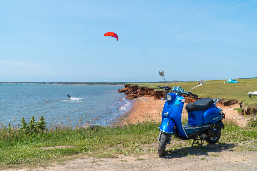 scooter aux îles de la Madeleine - Bleu et rutilant!