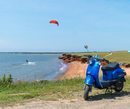 scooter aux îles de la Madeleine - Bleu et rutilant!