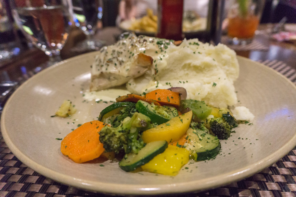 Assiette de poulet et legumes du Franks Bar & Grill