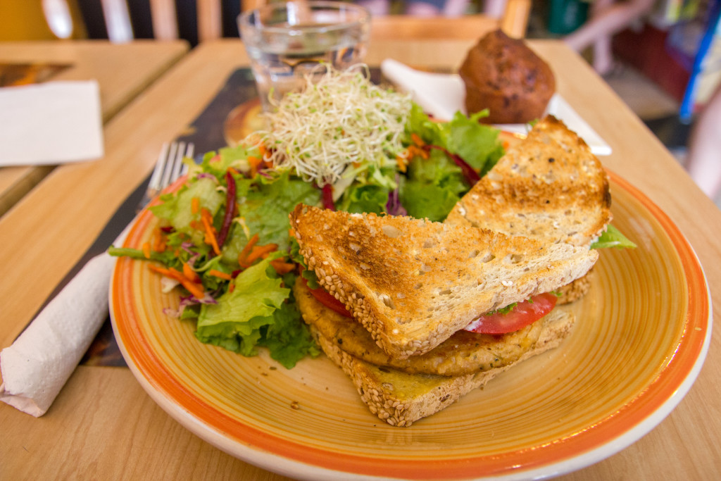 Plat vegetarien avec sandwich et salade du Lotus Bleu