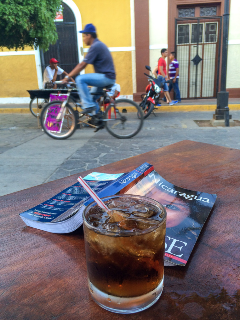 Cocktail sur la table devant guide Ulysse Nicaragua