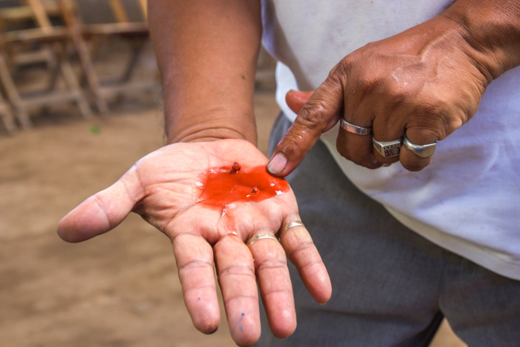 Main d'un artisan de ceramique - San Juan del Oriente dans les Pueblos Blancos