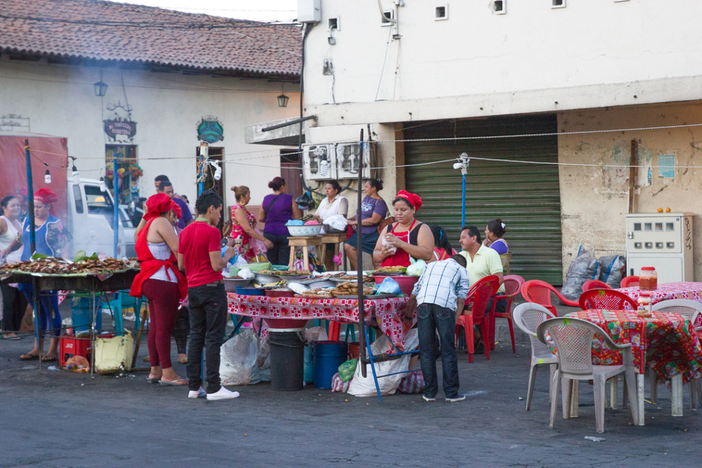 Marche exterieur et street food de Leon