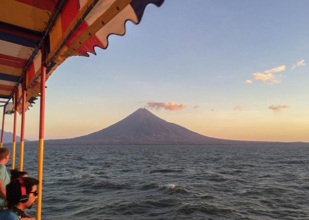 Ometepe vu de loin en bateau