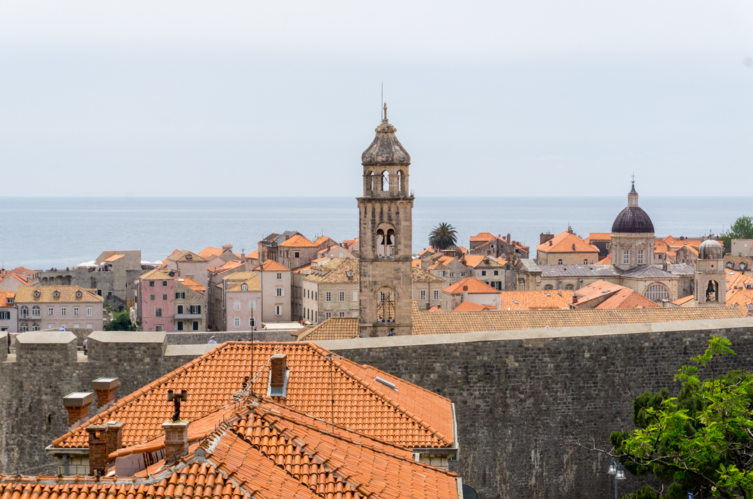 Premier regard sur les toits de tuiles de Dubrovnik