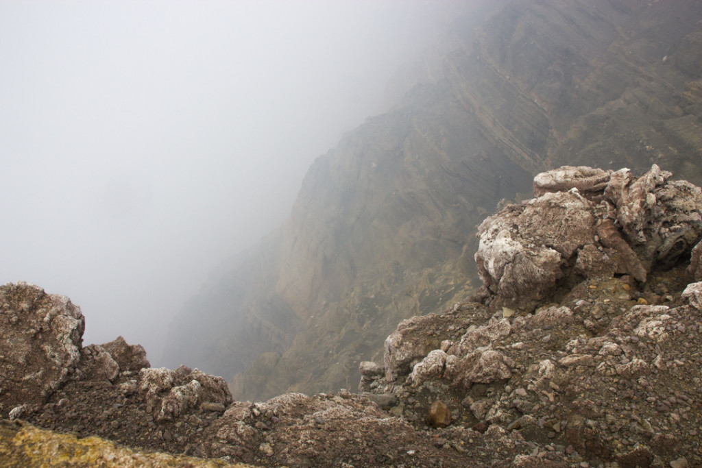 Rochers et fumee au-dessus du volcan