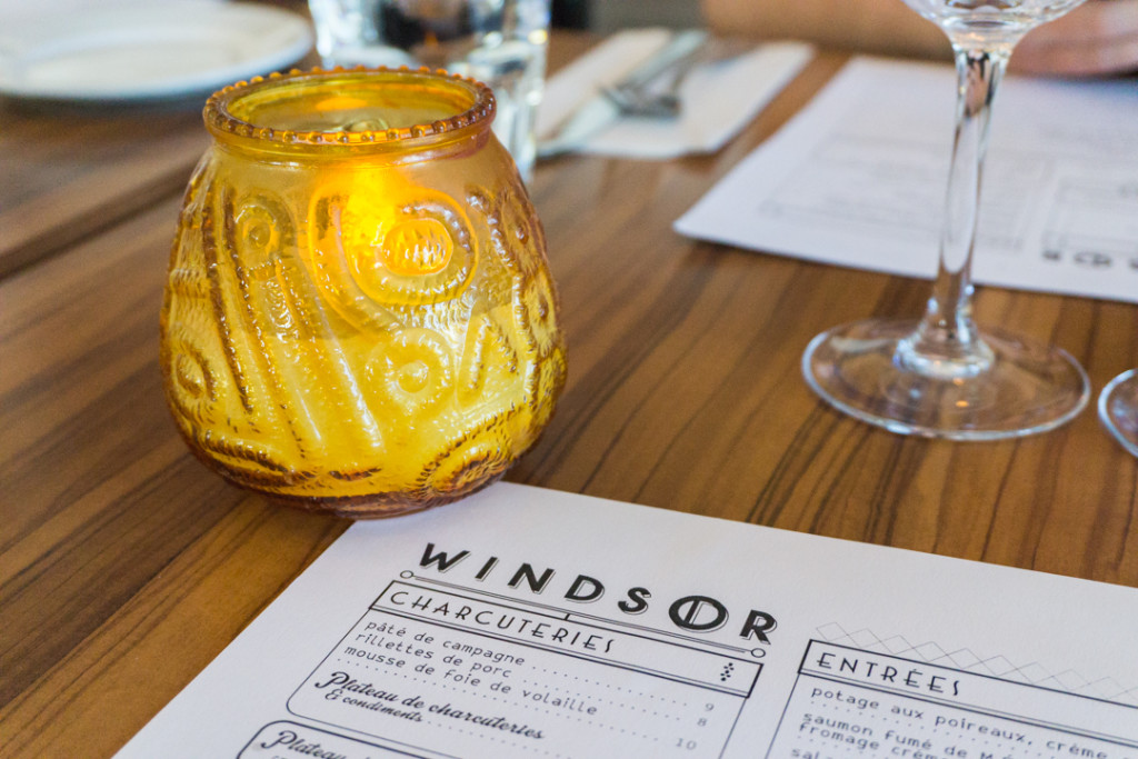 Chandelier et table Windsor Restaurant Val dOr