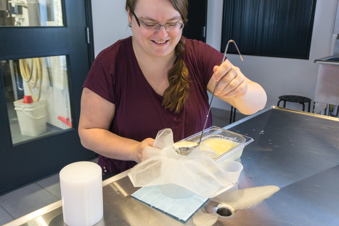 Jennifer en pleine creation - Vieille fromagerie Perron