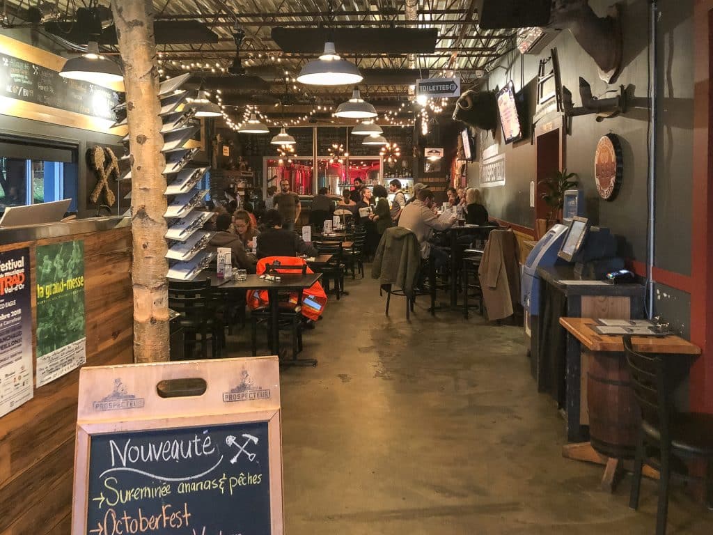 Intérieur de la microbrasserie Le Prospecteur