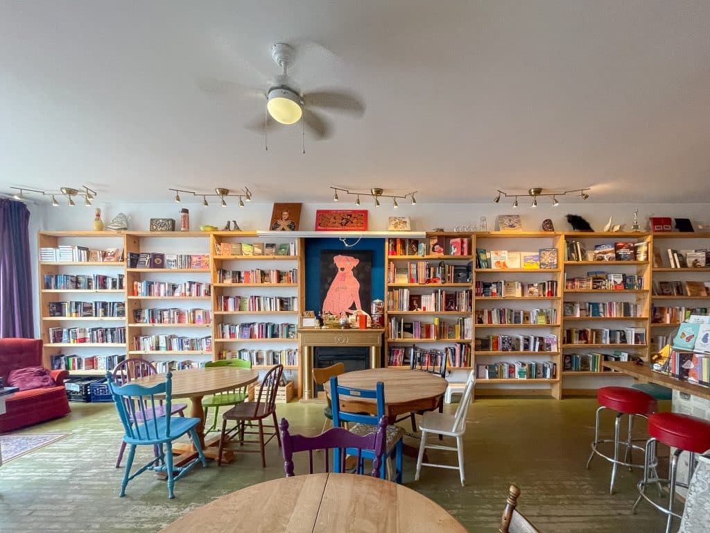 Salle à manger du bar-librairie Livresse