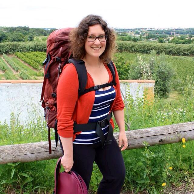 Annie Anywhere avec un trop gros sac au Portugal