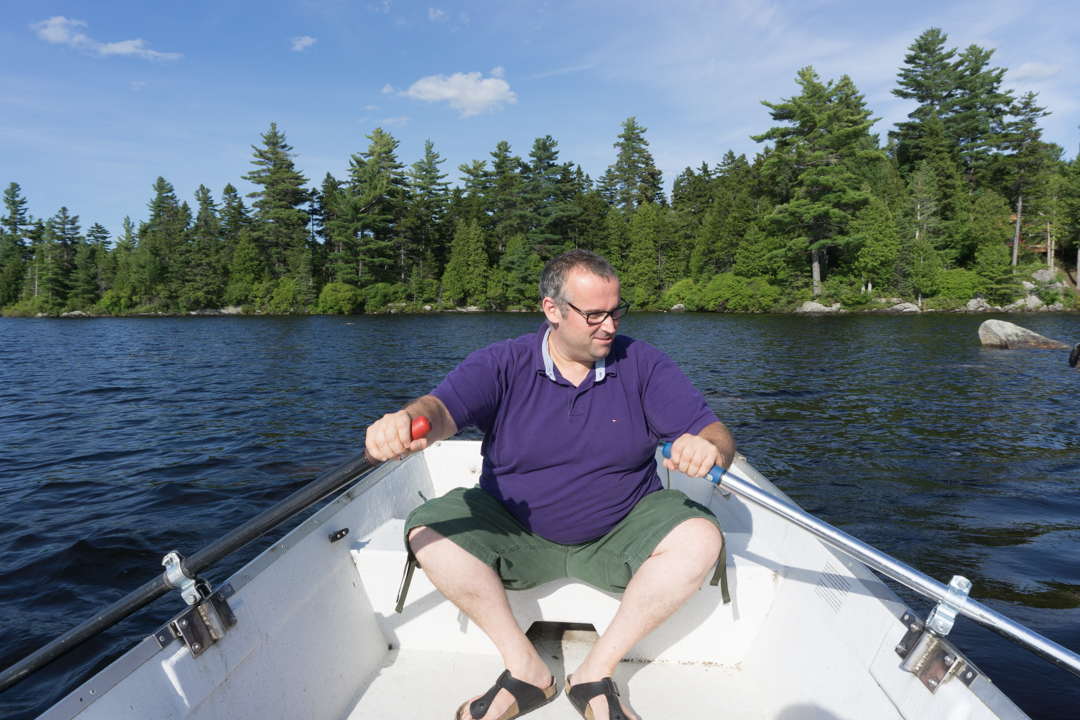 Jerome rame en chaloupe - Parc national de Frontenac